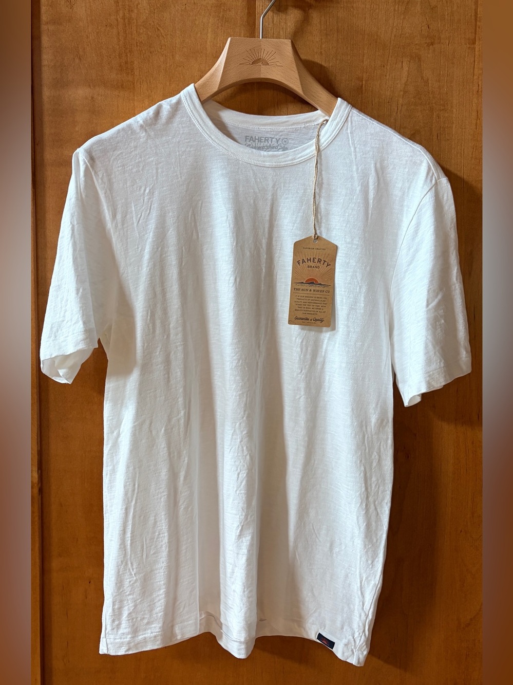 Faherty sunwashed Tee NWT Men's
 White Medium